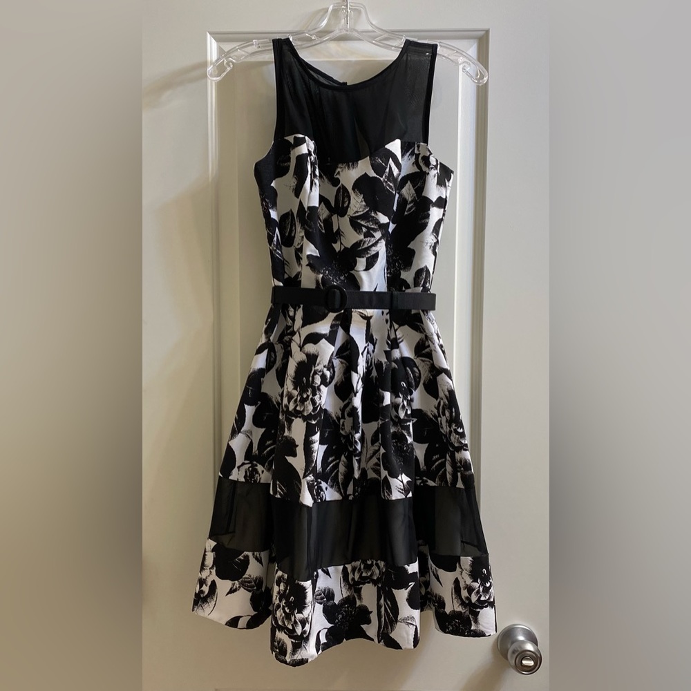 White House Black Market illusion Flora Dress with belt size 2 Black /White NWT